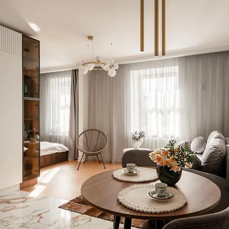 Beautiful Designer In Center Apartment
