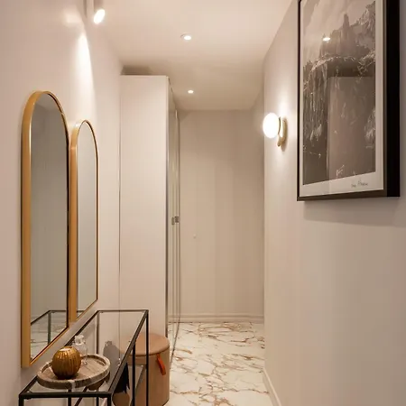 Beautiful Designer In Center Apartment *