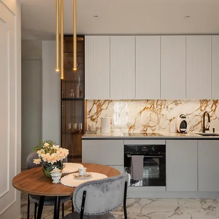 Beautiful Designer In Center Apartment